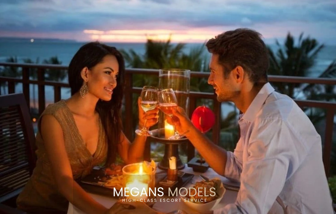 Un couple profite d'un dîner romantique sur la plage 